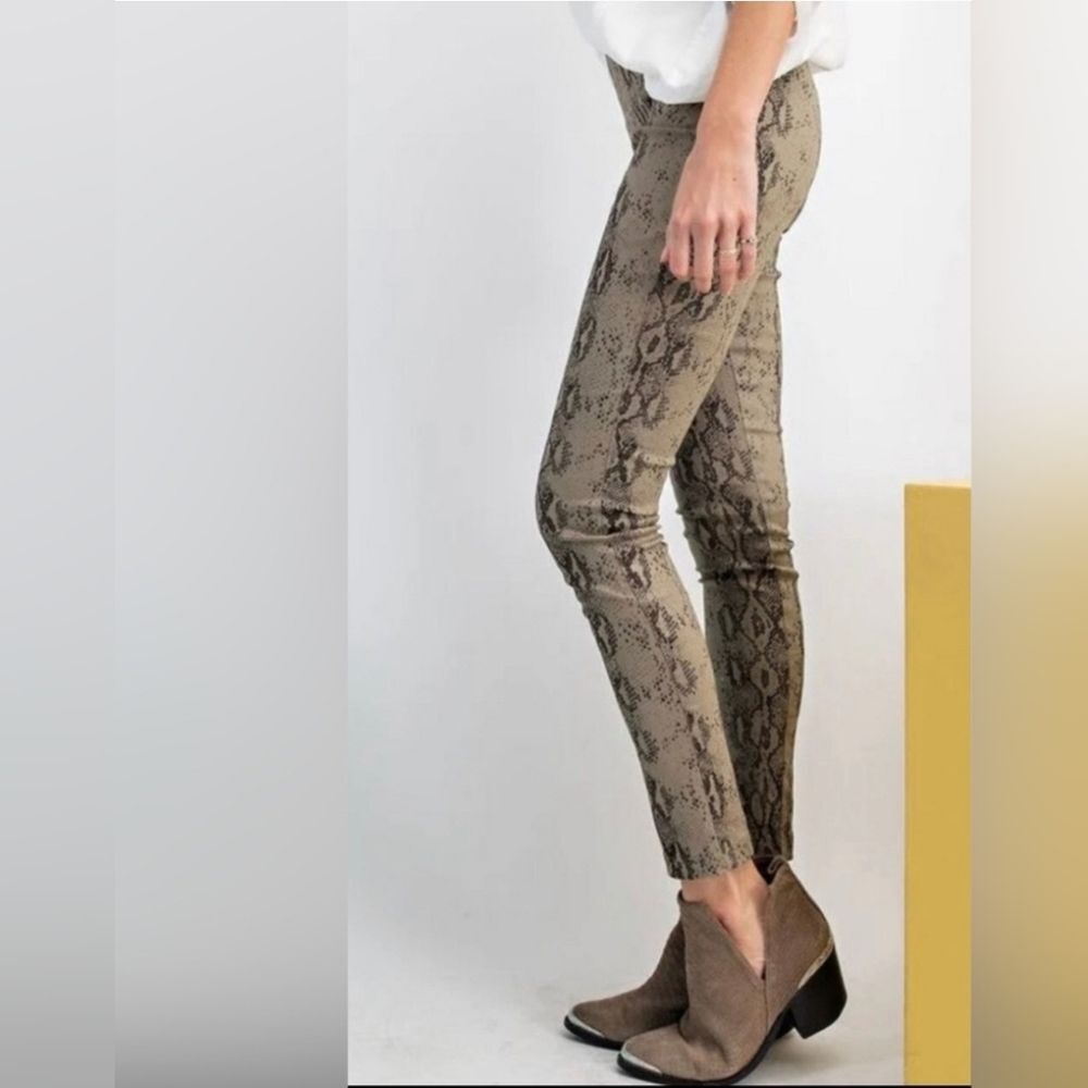 Easel Tan Snake Print Cropped Pull On Pants Size Medium - Picture 7 of 16